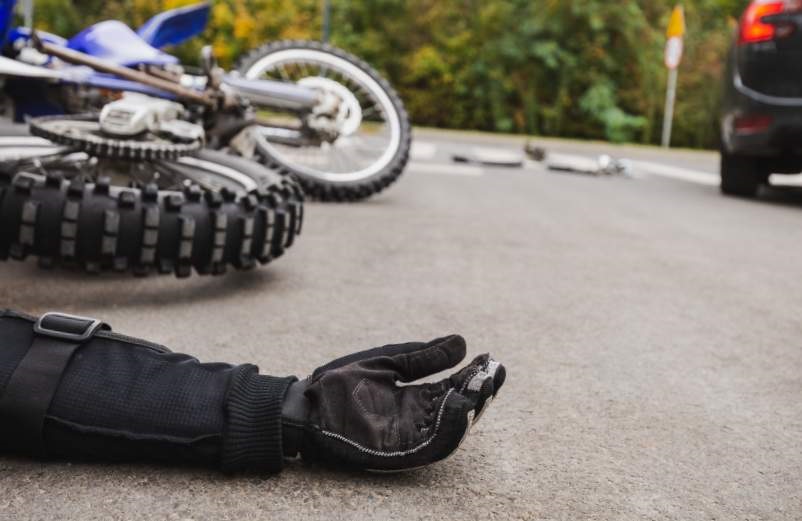 Accident de moto à Villemoustaussou aujourd'hui : un jeune homme décède