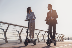 Vélos et trottinettes électriques : vers une mobilité urbaine responsable 
